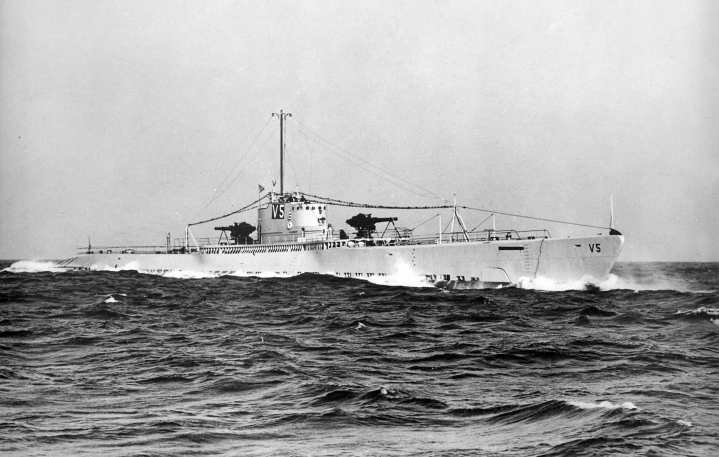 Black-and-white photograph of USS Narwhal (SS-167) at sea.